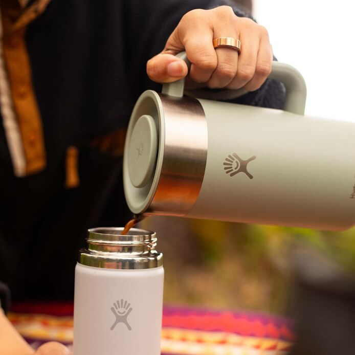 32-oz-insulated-french-press-k0 2706_johnson_s25summertravel_camping_pouring_303a0287_1_.jpg