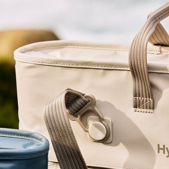 carryouttm-soft-cooler-tote-10-l-i7 hf_carryout_bouwer_d1_l1_torrey_pines_still_life_0123_4.jpg