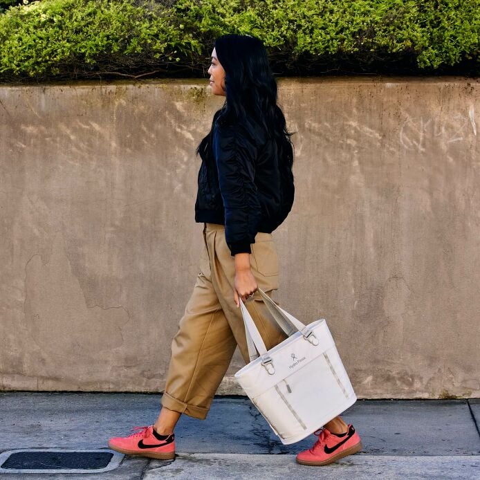 carryouttm-soft-cooler-tote-10-l-i7 hf_carryout_bouwer_d2_l1_stone_steps_0131_3.jpg