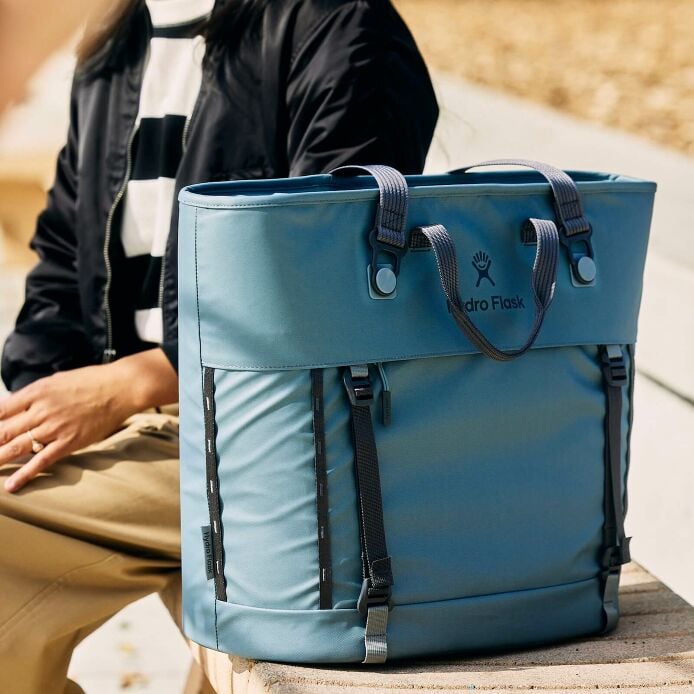 carryouttm-soft-cooler-tote-30-l-h5 hf_carryout_bouwer_d2_l2_parking_soccer_1930_1_1.jpg