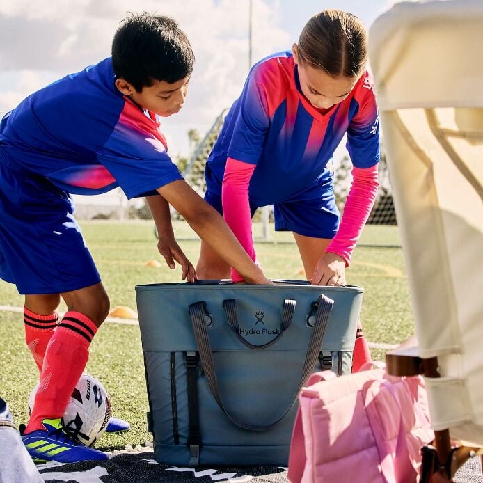 carryouttm-soft-cooler-tote-30-l-h5 hf_carryout_bouwer_d2_l2_parking_soccer_2454_1_1.jpg