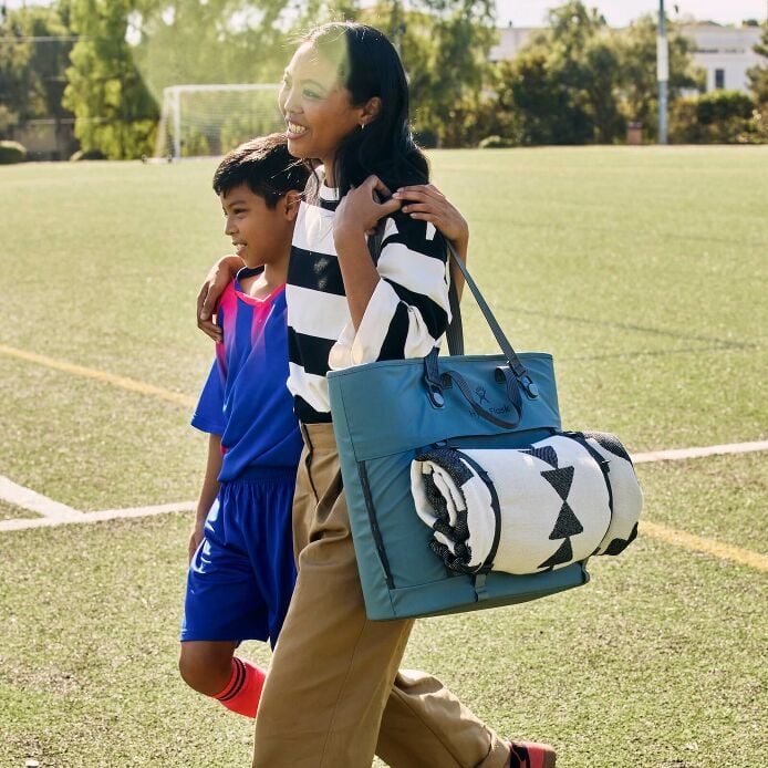 carryouttm-soft-cooler-tote-30-l-h5 hf_carryout_bouwer_d2_l2_parking_soccer_3406_1_1.jpg